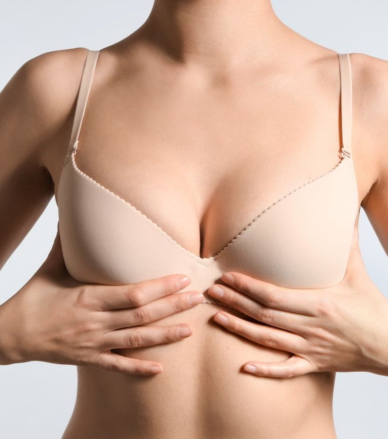 changements implants mammaires - poitrine de femme avec soutien-gorge.
